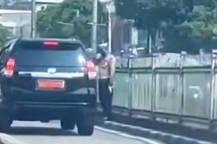 tilang, polantas, pelanggaran lalu lintas, mobil dinas, jalur transjakarta, mobil terobos jalur bus, Viral Mobil Dinas Dibiarkan Terobos Busway, Sopir Dihantui Denda Tilang Sebesar Ini