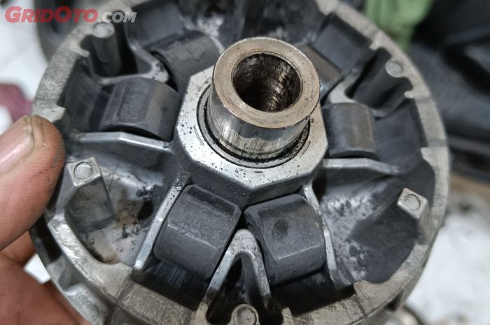 motor matic, penyebab roller peyang, Roller motor matic peyang, penyebab roller motor matic peang, apa yang menyebabkan motor matic peyang, Pantas Saja Roller Motor Matic Peang Terus, Ternyata Ini Biang Keladinya