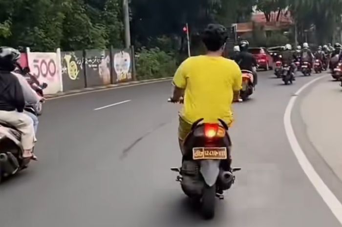 helm, polda metro jaya, jakarta timur, pelat dinas polisi, Pelat dinas, Merasa Kebal, Pemotor Yamaha Soul GT Pakai Pelat Dinas Polisi Tanpa Helm