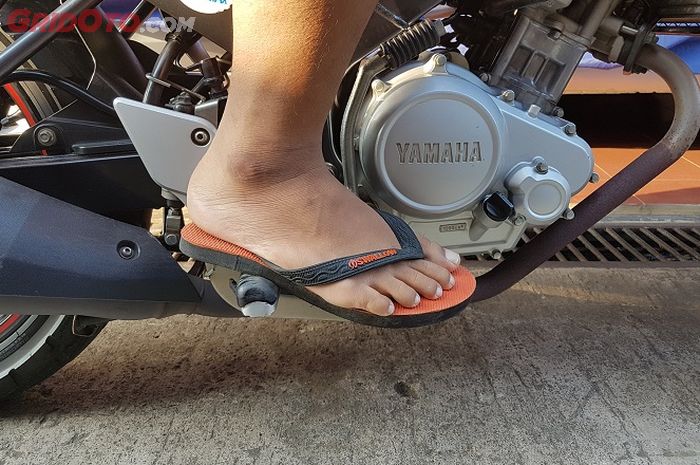 sandal, motor bekas, Bahaya Motoran Pakai Sandal, dampak motoran pakai sandal, risiko motoran pakai sandal, kenapa tidak boleh motoran pakai sandal, Simpel, Tapi Motoran Pakai Sandal Bisa Memunculkan Bahaya Ini