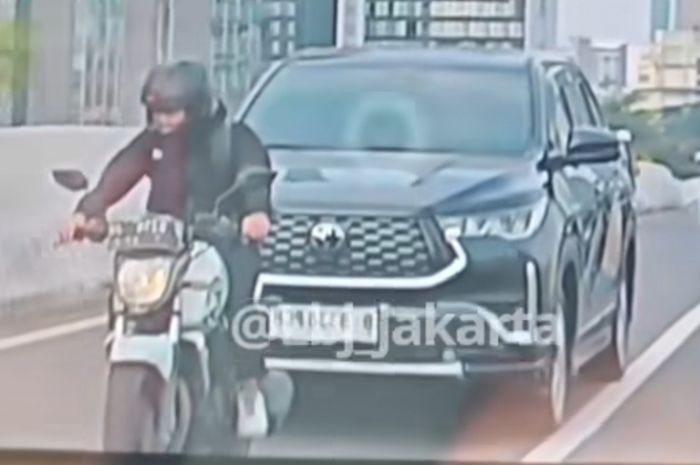 klakson, tilang, jalan layang, JLNT, Sengaja Banget, Pemotor Lewat JLNT, Diklakson Enggak Mau Minggir