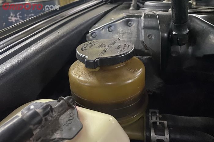 mobil, power steering, oli power steering, oli power steering mobil, Catat Waktu Ideal Mengganti Oli Power Steering Mobil yang Tepat
