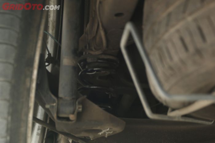 mobil bekas, suspensi, suspensi mobil, penyebab suspensi mobil terlalu empuk, kenapa suspensi mobil terlalu empuk, apa penyebab suspensi mobil terlalu empuk, Bantingan Suspensi Mobil Bekas Terlalu Empuk? Inilah Penyebabnya