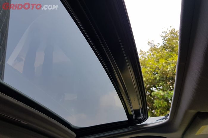 sunroof mobil, Sunroof bocor, Penyebab sunroof bocor, penyebab sunroof mobil bocor, Sunroof mobil bocor, kenapa sunroof bisa bocor, Pantas Saja Sunroof Mobil Rembes Terus Saat Hujan, Ternyata Gara-gara Ini Penyebabnya