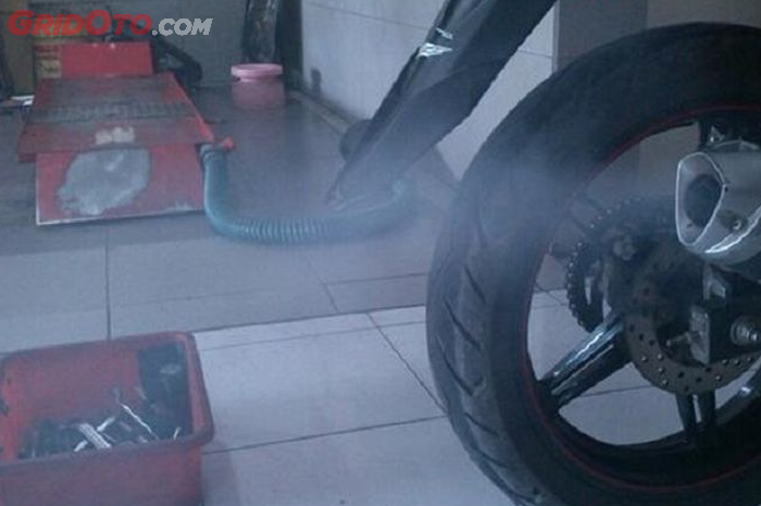 motor bekas, knalpot ngebul, knalpot motor ngebul, penyebab knalpot ngebul, penyebab knalpot motor ngebul, Ini Sebabnya Knalpot Motor Tetap Ngebul Asap Walau Rajin di Servis