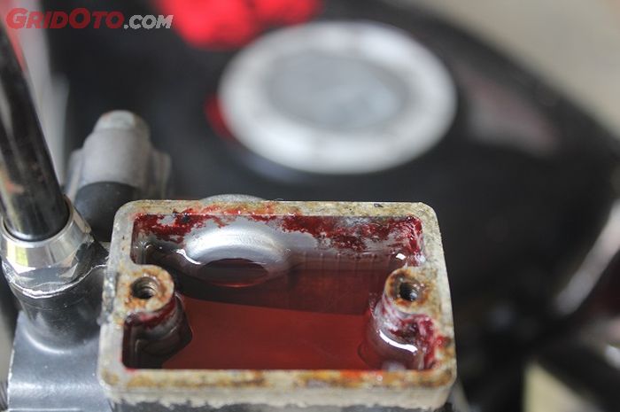 minyak rem, motor bekas, rem mobil, minyak rem mobil, kapan ganti minyak rem, cara ganti minyak rem, Ini Sebabnya Minyak Rem Wajib Ganti Tiap 6 bulan, Pemilik Motor Bekas Harus Tahu
