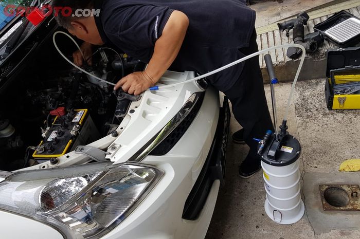 Servis, biaya, cairan, carbon cleaner, ruang bakar, kerak karbon, Servis Mobil Pakai Carbon Cleaner di Bengkel Umum, Siapkan Duit Segini