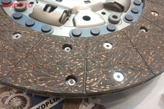 plat kopling, menanjak, gesekan, bau gosong, Bau Hangus Tanda Kalau Pelat Kopling Mobil Aus? Ternyata Ini Faktanya
