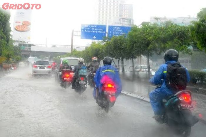 hujan deras, safety riding, astra motor jateng, aquaplaning, lubang jalan, tips motoran, Wajib Antisipasi Jika Terobos Hujan Deras, dari Cara Ukur Visibilitas sampai Ranjau Air