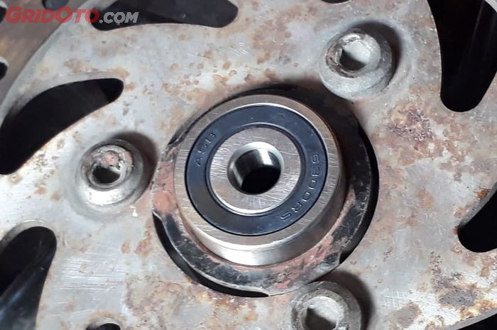 pelek, bearing, klaher roda, Rim Motor Service (RMS), Mekanik Kreatif Ungkap Cara Mudah Akalin Rumah Bearing Roda Aus