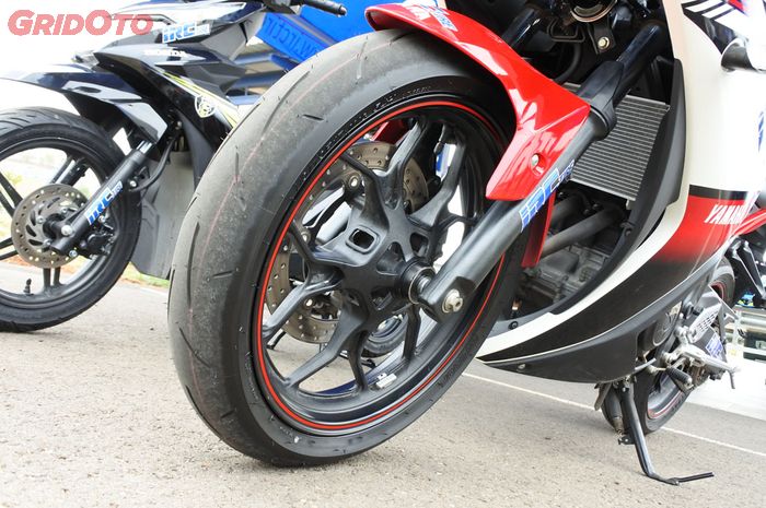 ban motor, parkir motor, ban motor botak, Trik Sederhana Biar Ban Motor Enggak Rusak Saat Tidak Dipakai Lama