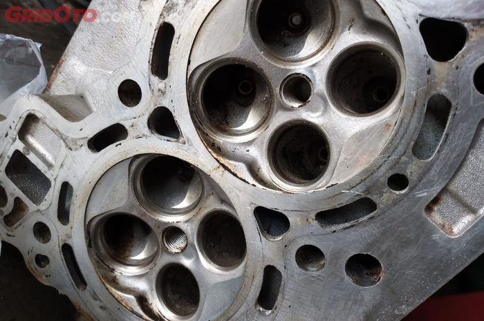 tanda, komponen, nyebrang, air radiator, Overheat, radiator coolant, Begini Tandanya Kalau Air Radiator Nyebrang Masuk Ke Mesin Mobil