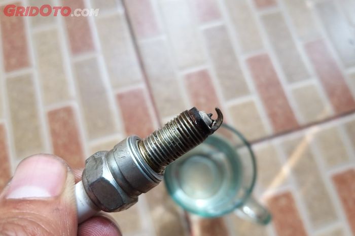 mobil bekas, busi, busi mobil, bersihkan busi mobil, dampak busi di ampelas, risiko busi di ampelas, risiko bersihkan busi pakai ampelas, Risiko Bersihkan Busi Mobil Pakai Ampelas, Bisa Sebabkan Masalah Ini