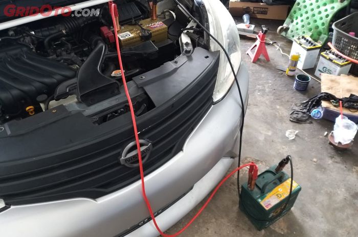 mobil, aki mobil, aki mobil soak, jumper aki mobil, Bikin Mobil Mogok, Begini Cara Atasi Aki Soak Saat di Perjalanan!