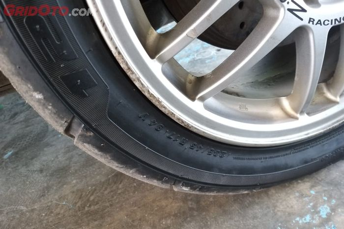 ban mobil, mobil bekas, flat spot, ban mobil bekas, penyebab flat spot di ban mobil, penyebab ban mobil jadi kotak, kenapa ban mobil jadi kotak, ban mobil jadi kotak, Ini Dia Sebabnya Kenapa Ban Mobil Jadi Kotak Karena Kelamaan Parkir