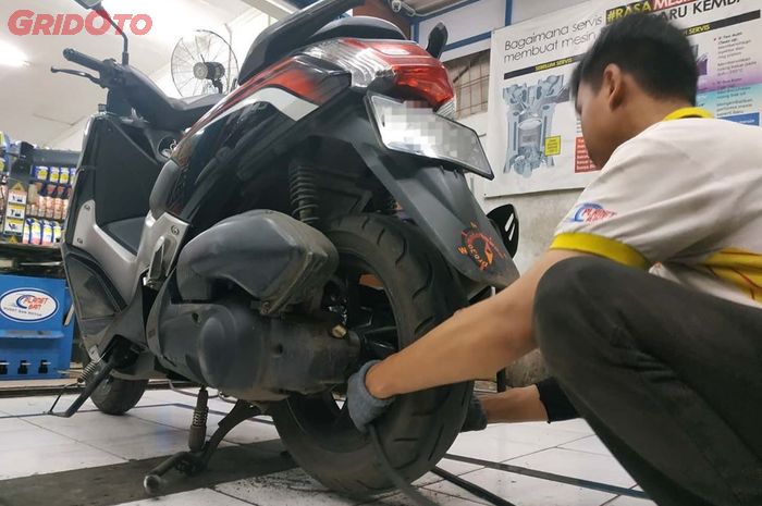 motor matic, bearing roda, gejala bearing roda rusak, bearing roda motor matic, gejala bearing roda motor matic rusak, bearing roda motor matic rusak, bearing roda motor matic oblak, Waspadai Bearing Roda Motor Matic Oblak, Simak Cara Mudah Mengetahuinya