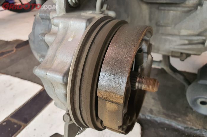 motor matic, rem motor, rem motor berdecit, rem berdecit, rem motor matic, rem motor matic berdecit, cara mengatasi rem tromol berdecit, cara mengatasi rem tromol motor matic berdecit, Cara Atasi Rem Motor Matic Berdecit Dengan Memakai Amplas, Simak