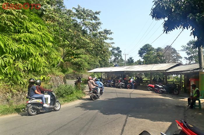 astra motor jawa tengah, tips safety riding, cara menyalip yang benar, menyalip dengan motor, jalan kampung, Oke Desiyanto, Jangan Asal Kencang, Ahli Safety Riding Kasih Tips saat Ingin Salip Kendaran di Jalan Kampung