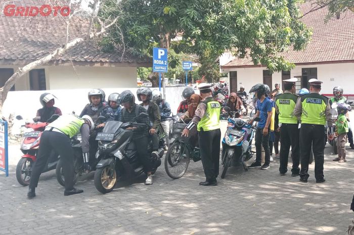 tilang, razia, operasi patuh, korlantas polri, Operasi Kepolisian, Bersiap Operasi Patuh 2025, Ini Target Operasi dari Kepolisian