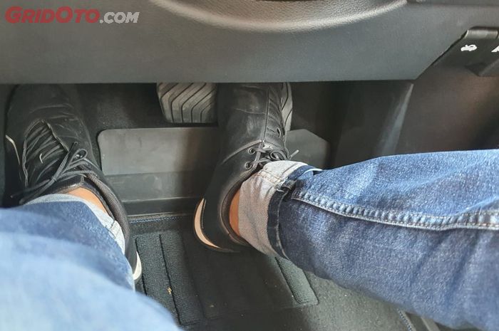 mobil matik, mobil bekas, pedal gas, pedal rem, mobil bekas matik, bahaya ngerem mobil matik pakai kaki kiri, Jangan Coba-coba Injak Rem Pakai Kaki Kiri di Mobil Matik, Simak Dampaknya