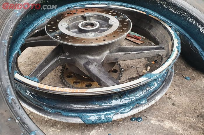 ban motor, anti bocor, cairan anti bocor, Enggak Cuma Menyumbat dan Bikin Karat Pelek, Ini Dampak Cairan Anti Bocor Buat Ban Motor