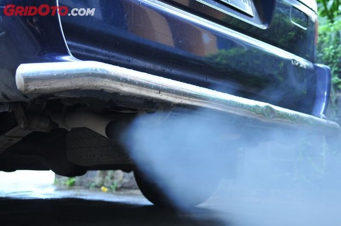 mobil, Overheat, knalpot ngebul, asap putih, asap putih knalpot, Knalpot Ngebul Putih, Tapi Bukan karena Overheat? Kenali Penyebabnya