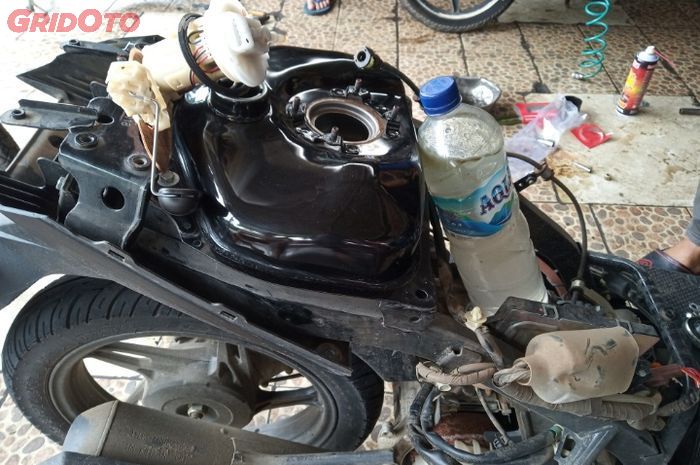 tangki, Tangki Bahan Bakar, kuras tangki, amie jaya motor, Segini Biaya Kuras Tangki Motor di Bengkel Resmi, Ada Trik Gratisnya Juga