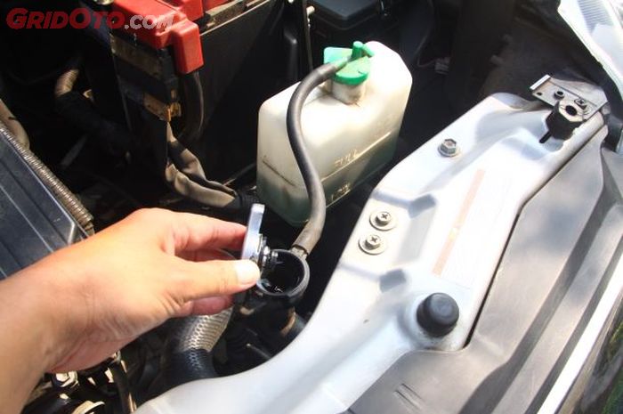 radiator mobil, coolant radiator, air radiator mobil, air radiator berkurang, silent leakage, Nggak Nemu Tetesan, Ini Penyebab Air Radiator Mobil Berkurang Terus