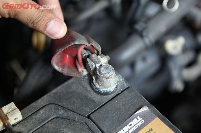 aki mobil, serbuk putih, Serbuk Putih Aki Mobil, Perlu Tahu, Ini Asal dan Dampak Munculnya Serbuk Putih di Aki Mobil