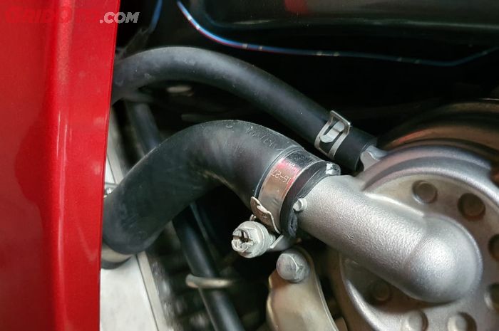 slang radiator, dampak slang radiator rusak dibiarkan, penyebab slang radiator retak, penyebab slang radiator motor matic retak, slang radiator motor matic, Selain Bocor, Ini Dampak Lain Slang Radiator Motor Matic Retak
