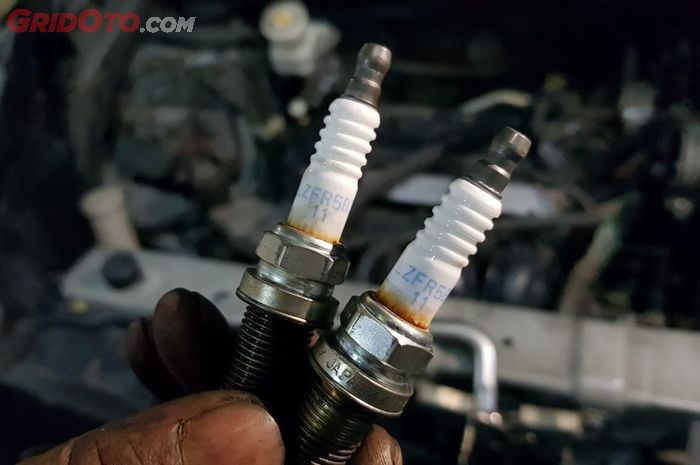 panas, suhu, busi, slek, drat, Stop Ganti Busi Mobil Saat Mesin Masih Panas, Ini Dia Bahayanya