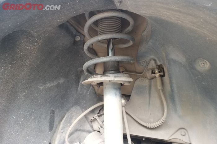mobil bekas, sokbreker, sokbreker mobil, Penyebab sokbreker bocor, penyebab sokbreker mobil bocor, apa penyebab sokbreker mobil bocor, kenapa sokbreker mobil bisa bocor, kenapa sokbreker mobil bocor, Pantas Saja Sokbreker Mobil Bocor Terus, Ternyata Part Kecil Ini Penyebabnya