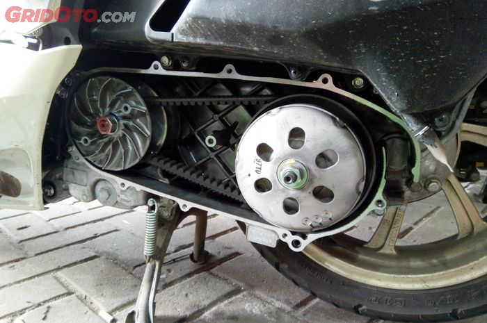 motor matic, akselerasi motor matic, cara bikin enteng akselerasi motor matic, motor matic honda pcx 150, cara bikin enteng akselerasi honda pcx 150, bikin enteng akselerasi motor matic, Ajib, Pakai Roller Ini Akselerasi Honda PCX 150 Langsung Melesat Kencang