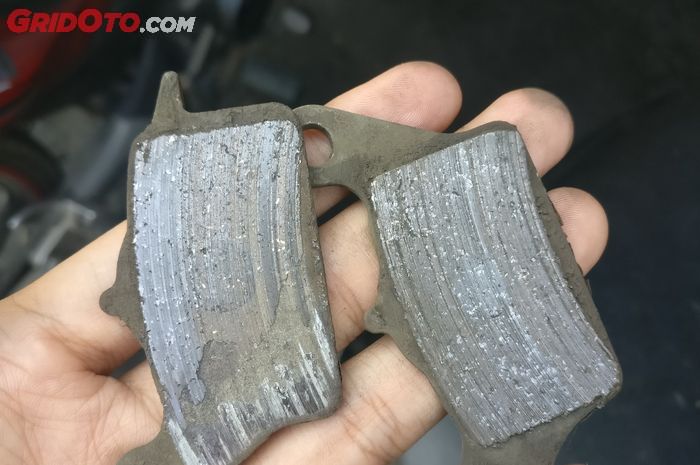 motor matic, kampas rem, kampas rem motor matic, penyebab kampas rem cepat habis, kampas rem motor cepat habis, kampas rem cepat habis, penyebab kampas rem motor matic cepat habis, Kebiasaan Sepele Pemilik Ini Bikin Kampas Rem Motor Matic Cepat Habis