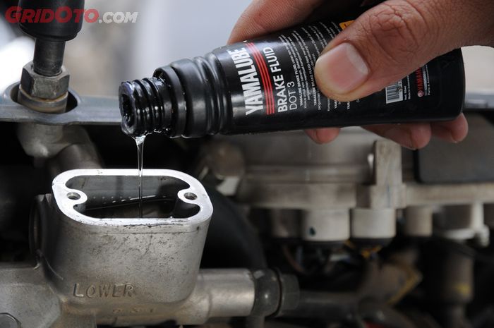 minyak rem, bodi motor, motor bekas, rem motor, minyak rem motor, cara bersihkan tumpahan minyak rem, cara bersihkan tumpahan minyak rem di bodi motor, Begini Cara Ampuh Membersihkan Bodi Motor Terkena Minyak Rem