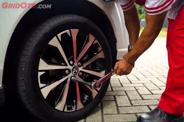 mobil bekas, mur roda, penyebab mur roda mobil susah dibuka, mur roda mobil, cara mudah membuka mur roda, cara mudah membuka mur roda mobil, penyebab mur roda susah dibuka, Mur Roda Mobil Bekas Susah Dibuka, Begini Trik Mudah Membukanya
