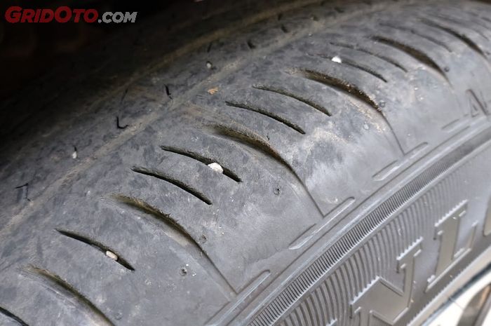kerikil, ban mobil, kerikil menempel di ban, kerikil di ban, Sering Disepelekan, Ini Bahaya Membiarkan Kerikil Bersarang di Alur Ban Mobil