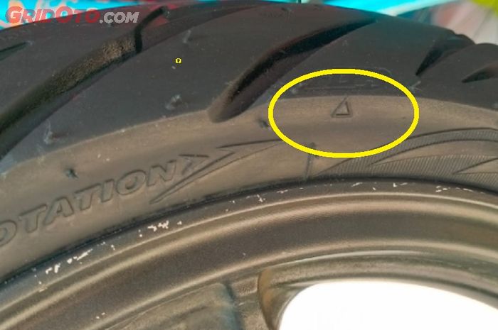 tanda segitiga, ulir ban, kondisi ban motor, batas aman ban, tanda segitiga TWI, Bukan Sekedar Tanda, Segi Tiga Kecil di Ban Motor Punya Fungsi Penting