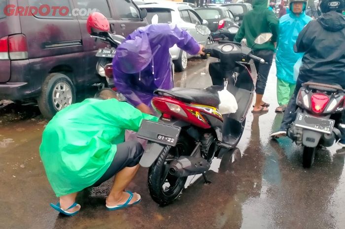banjir, motor mogok, motor mogok banjir, motor mogok karena banjir, Perlu Tahu, Penanganan Motor Mogok Terobos dan Tergenang Banjir Berbeda