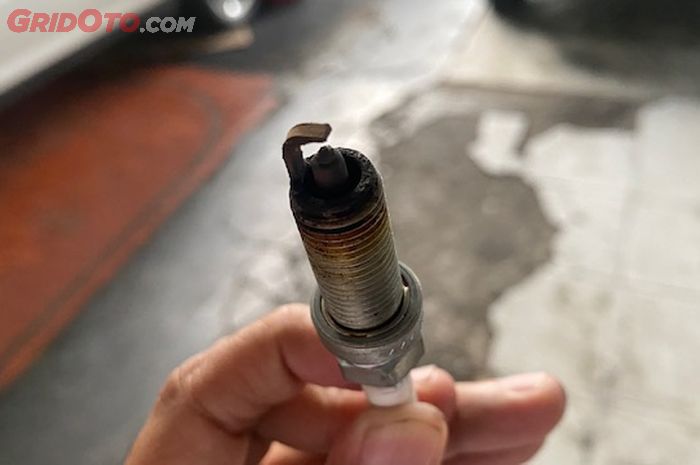 bahan bakar, irit, membersihkan, pembakaran, busi, sikat kawat, ampelas, Membersihkan Busi Mobil yang Benar, Jangan Pernah Pakai Alat Ini