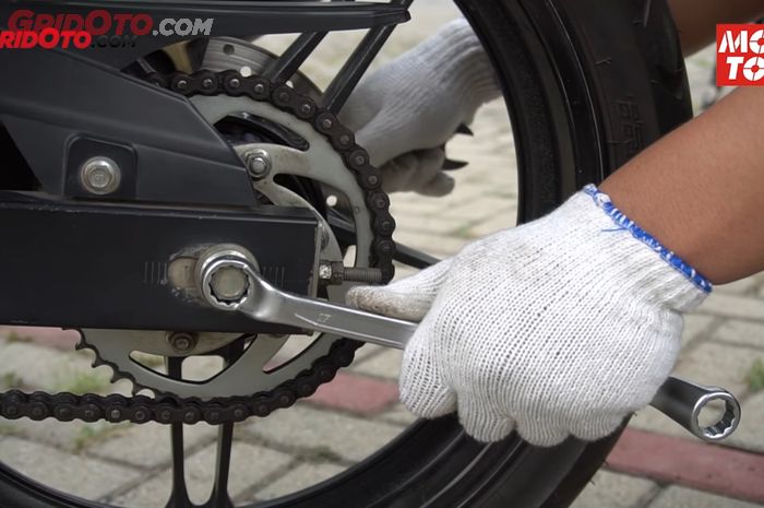 oli mesin, oli bekas, oli motor, motor bekas, jangan lumasi rantai motor pakai oli bekas, rantai motor jangan dilumasi oli bekas, kenapa rantai motor tidak boleh dilumasi oli bekas, Ini Sebabnya Saat Melumasi Rantai Motor Jangan Pakai Cairan Bekas Ini