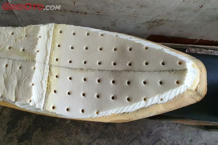 jok motor, Busa Latex, David Jok, Baru Tahu, Pasang Busa Latex Asal Tempel Malah Bikin Jok Motor Keras