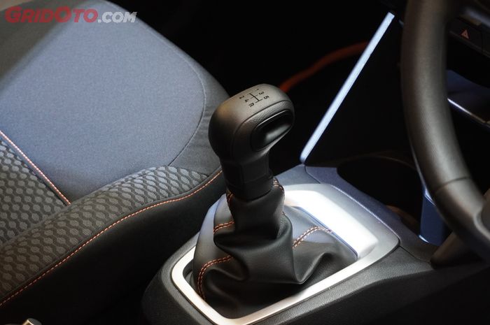 putaran mesin, transmisi manual, plat kopling, gesekan, Bau hangus, Ciri-ciri Pelat Kopling Mobil Mulai Aus Bisa Dirasakan Seperti Ini