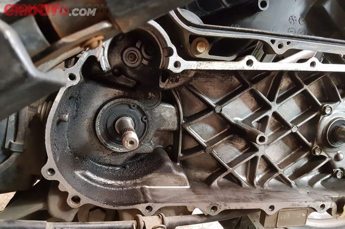 motor matic, cvt motor matic, penyebab sil cvt bocor, penyebab sil cvt bocor terus, penyebab sil cvt motor matic bocor, sil cvt motor matic, seal cvt motor matic, sil cvt, seal cvt, Seal Kruk As Motor Matic Gampang Bocor? Penyebabnya Dari Sini