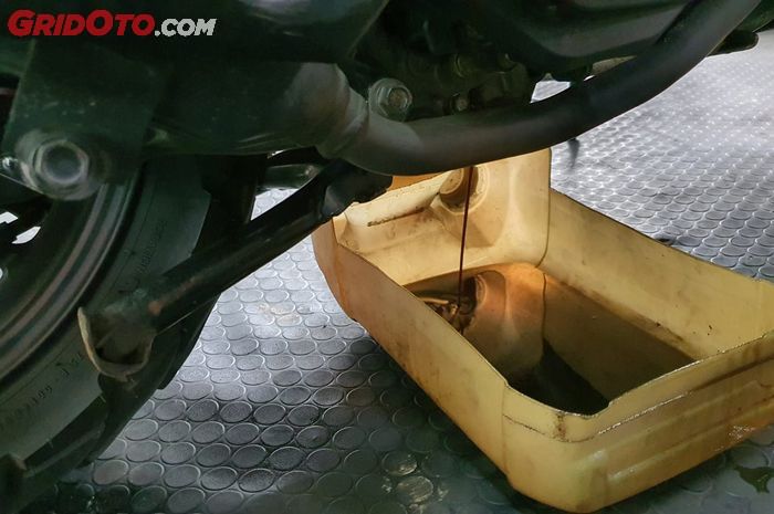 oli mesin, motor bekas, ganti oli mesin, bahaya ganti oli mesin saat masih panas, bahaya ganti oli mesin motor saat masih panas, dampak ganti oli mesin motor saat masih panas, Ganti Oli Mesin Saat Motor Panas Jangan Terlalu Sering, Nanti Bisa Begini