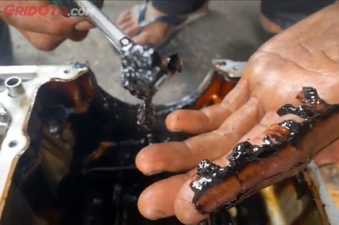 oli mesin, mesin motor, motor bekas, oli mesin motor, penyebab oli mesin bisa jadi lumpur, penyebab oli mesin bisa jadi oil sludge, kenapa oli mesin bisa jadi lumpur, oli mesin jadi lumpur, bahaya oli mesin jadi lumpur, Ini Sebabnya Oli Mesin Motor Bisa Jadi Kerak kotoran atau Lumpur