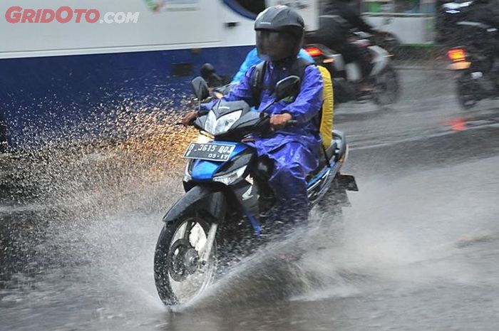 hujan, bahaya hujan, astra motor jateng, Riding Saat Hujan, jalan basah, risiko terjang hujan, Hujan Mulai Turun, 5 Hal Ini Sering Tak Disadari Bahayakan Pengendara Motor