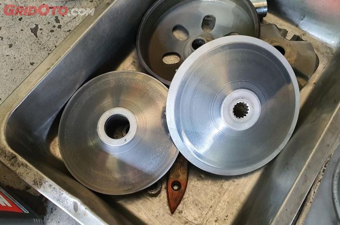 v-belt, pulley, cvt motor matic, Rafi Matic Pitara, Gesekan Dengan V-Belt, Ini Gejala dan Efek Negatif Pulley Depan CVT Motor Matic Tipis