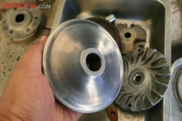 motor matic, pulley motor matic, ciri pulley motor matic aus, gejala pulley motor matic aus, gejala pulley motor matic kemakan, Harus Tahu, Gejala Pulley CVT Motor Matic Yang Sudah Mulai Kemakan