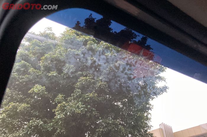 kaca mobil, kaca mobil kusam, kaca mobil baret, kaca mobil berjamur, kaca mobil buram saat hujan, Sering Disepelekan, Kebiasaan Ini yang Bikin Kaca Mobil Berjamur!